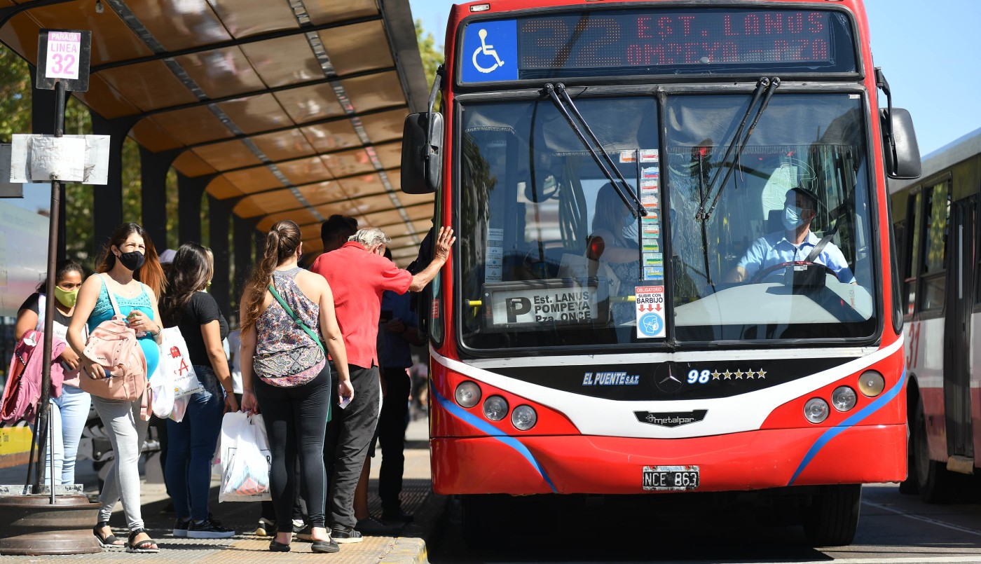 Coronavirus: recomiendan no hablar ni comer en el transporte público y en las filas de supermercado | Actualidad