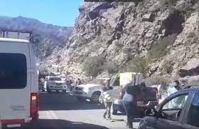 Video: Volcó un camión con pollos y los vecinos lo saquearon | Actualidad