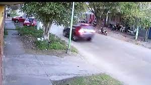 Video: el momento en que atropellan a una mujer de 70 años y huyen marcha atrás | Actualidad