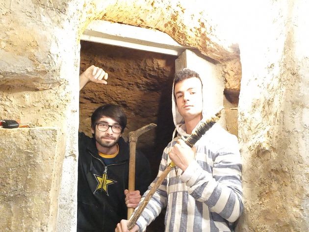 El joven de 15 años que se construyó una cueva para vivir con luz, wifi y calefacción | Internacionales