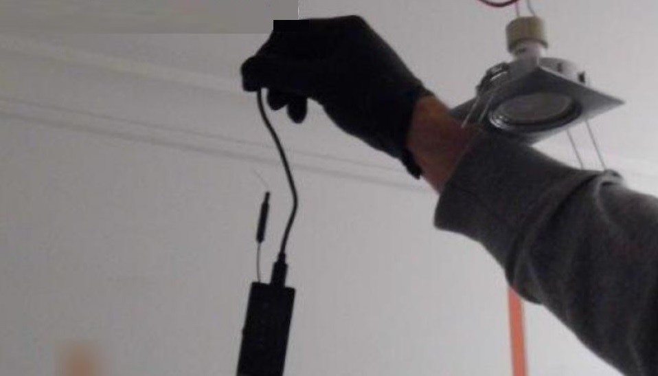 Un vecino se ofreció a cambiarle la lamparita y colocó una cámara oculta en el baño | Internacionales