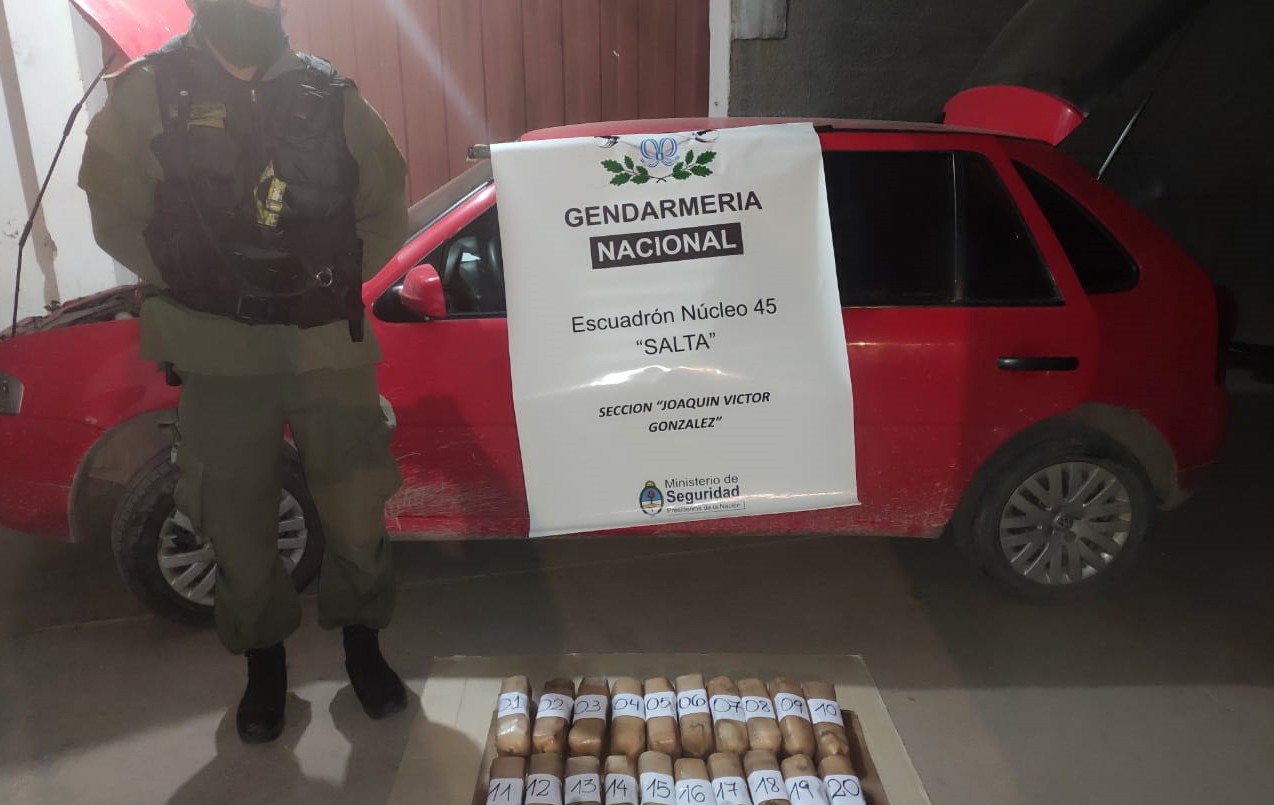 Pareja cayó con 23 kilos de cocaína en el tanque de nafta del auto | Actualidad