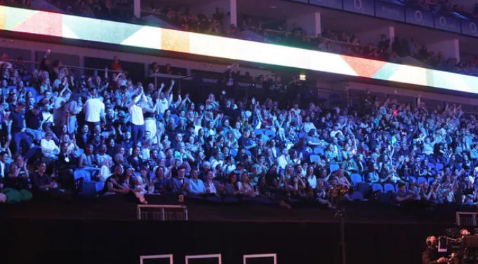 Luego de un año, Londres cobijó a 4 mil personas en un espacio cerrado para el concierto de Little Mix y Dua Lipa | Espectáculos