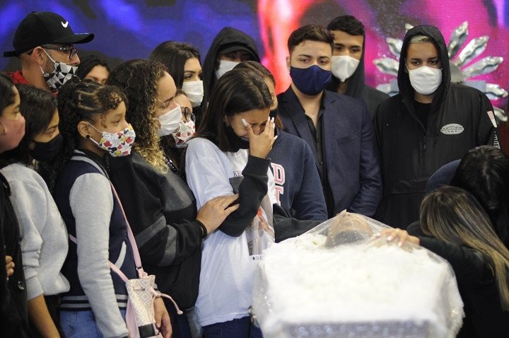 El duro discurso de la viuda de MC Kevin en el multitudinario velorio del cantante brasileño | Internacionales