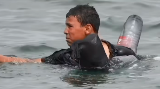 Video: el joven inmigrante que intenta llegar a España flotando con botellas de plástico en el mar | Internacionales