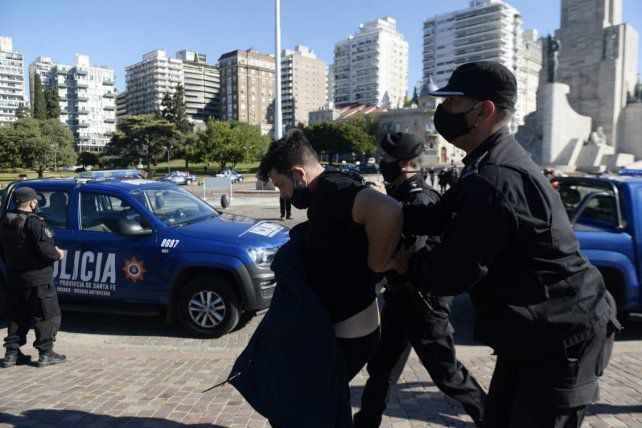 Incidentes y detenidos durante la marcha de médicos anticuarentena en Rosario | Actualidad