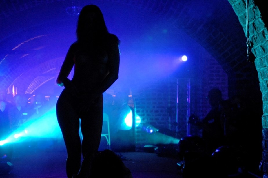 Periodista tuvo sexo al reportar sobre la reapertura de un club swinger | Actualidad