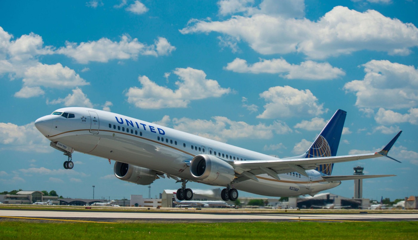 Tensión en al aire: un avión de United con 300 argentinos aterrizó de emergencia en Houston | Internacionales