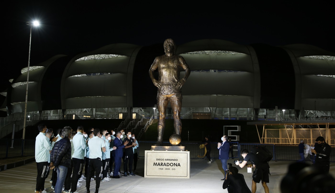 Argentina-Chile: inauguraron una estatua de Maradona en el estadio | Deportes