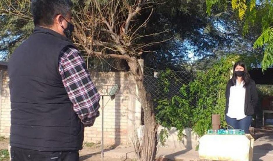 Por las restricciones, un profesor le tomó un final a una alumna en la vereda de su casa | Actualidad