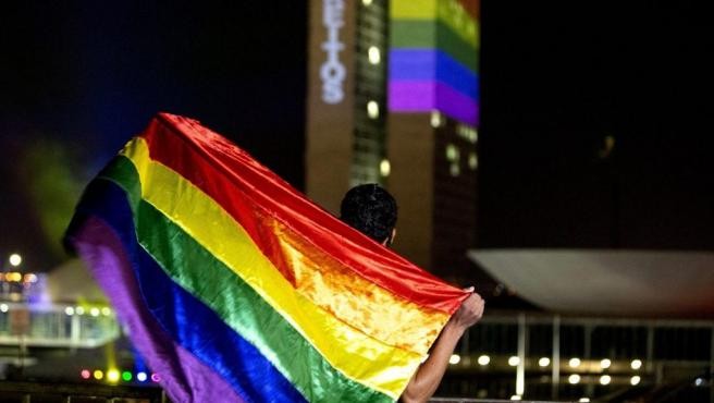 Torturaron y quemaron a un joven gay que confesó que tenía sida | Internacionales