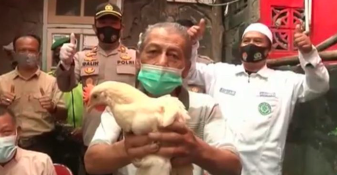 La curiosa campaña de vacunación de Indonesia: ofrece gallinas para tentar a la gente | Internacionales