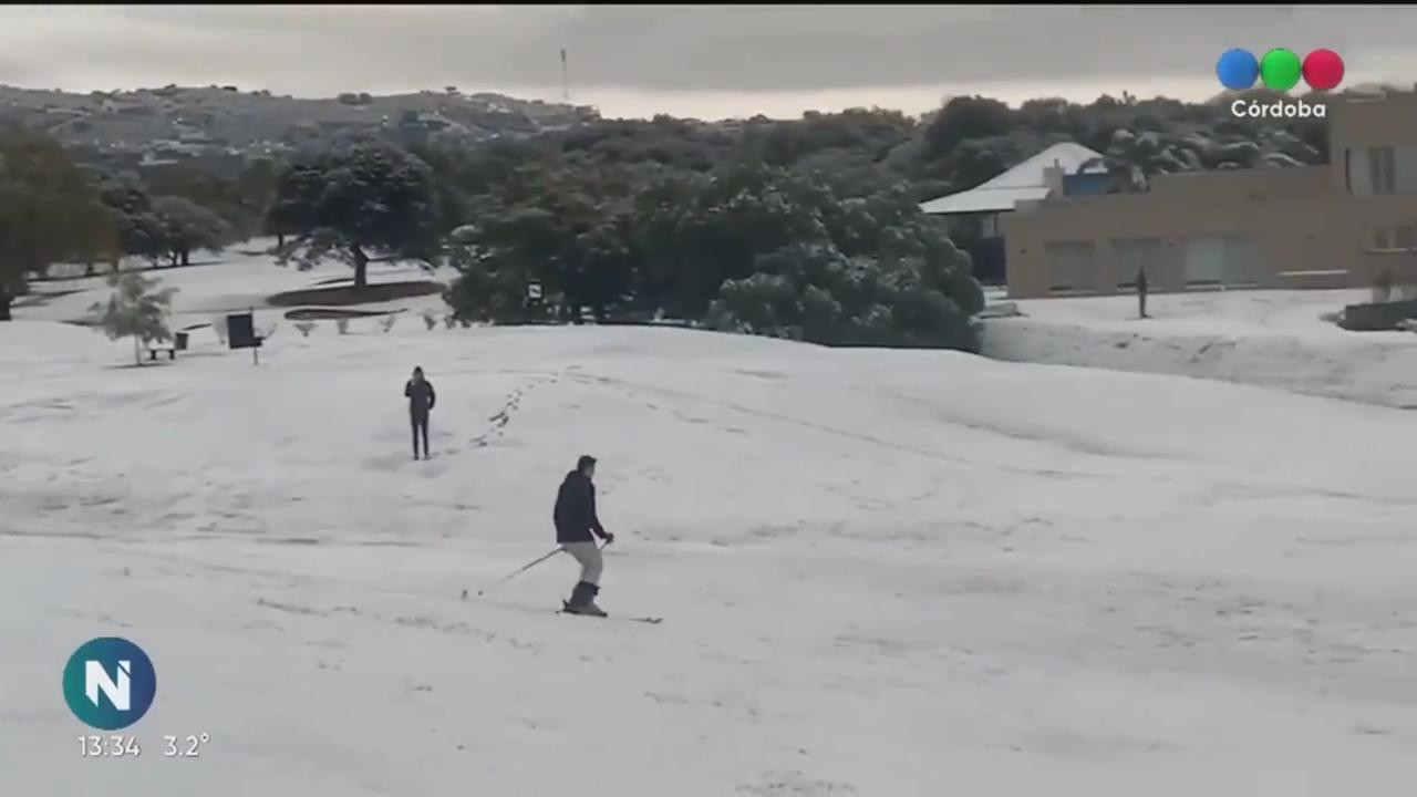 Los cordobeses se divierten practicando esquí, snowboard y "culipatin" | Córdoba