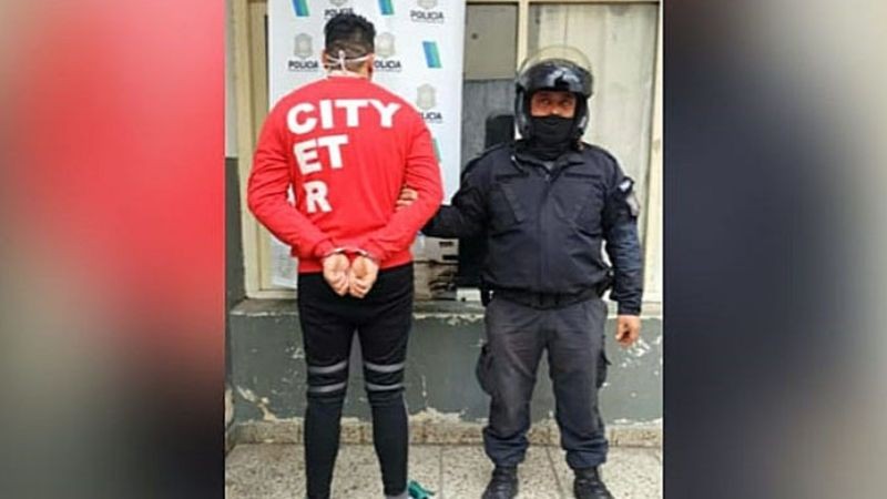 Video: Estaba prófugo por un crimen en Pilar y lo detiene la gente por atropellar a motociclista en Moreno | Actualidad