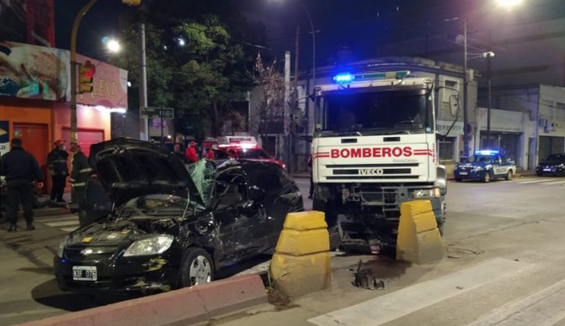 Chocaron un camión de bomberos y un auto en Avenida Colón, hay un herido grave | Córdoba