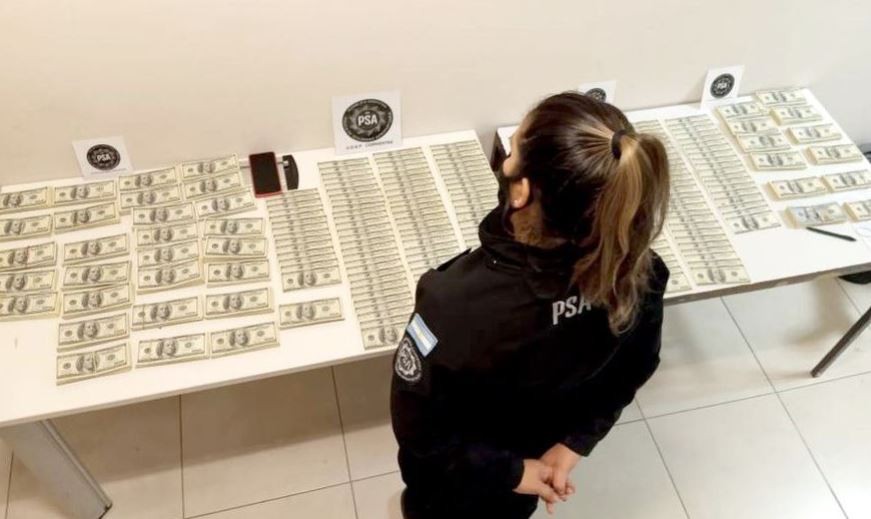 Intentó viajar en avión de Corrientes a Buenos Aires con medio millón de dólares | Actualidad