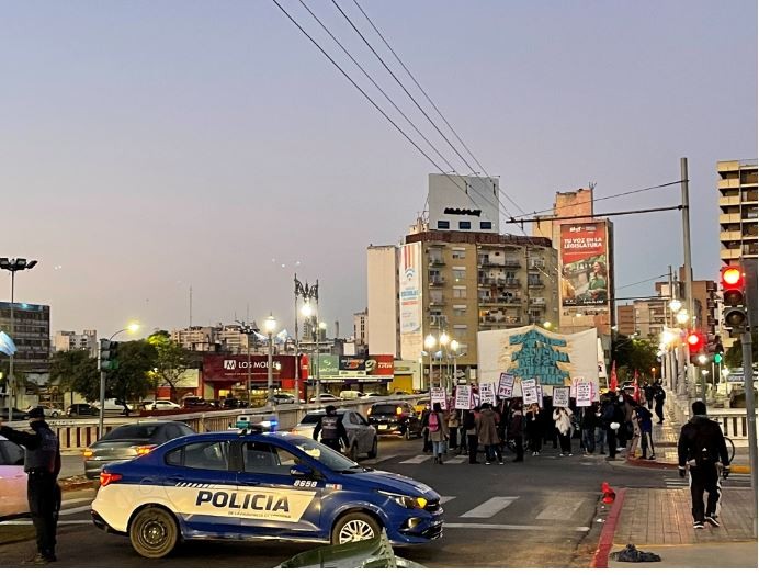 Movilización de estudiantes en el Puente Centenario | Córdoba
