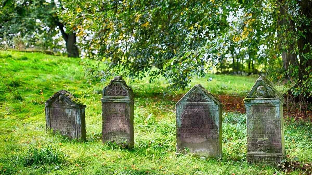 Descubren cientos de tumbas de estudiantes indígenas en una vieja escuela católica de Canadá | Internacionales