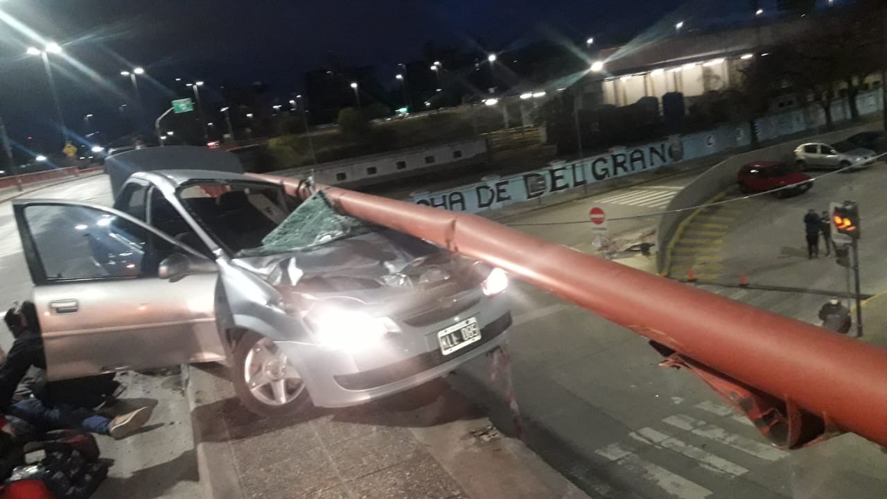 Impactante accidente en Nueva Córdoba: el vehículo quedó colgado de un puente | Córdoba