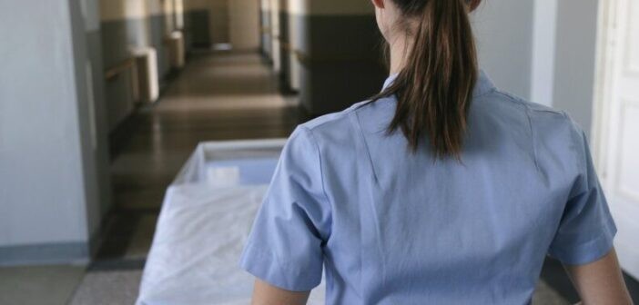 Una enfermera se burló en Tik Tok del maltrato a pacientes y terminó suspendida | Internacionales