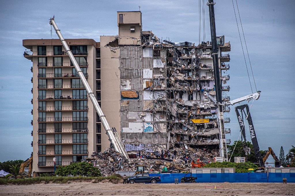 Frenan las tareas de rescate por temor al derrumbe total del edifico en Miami | Internacionales