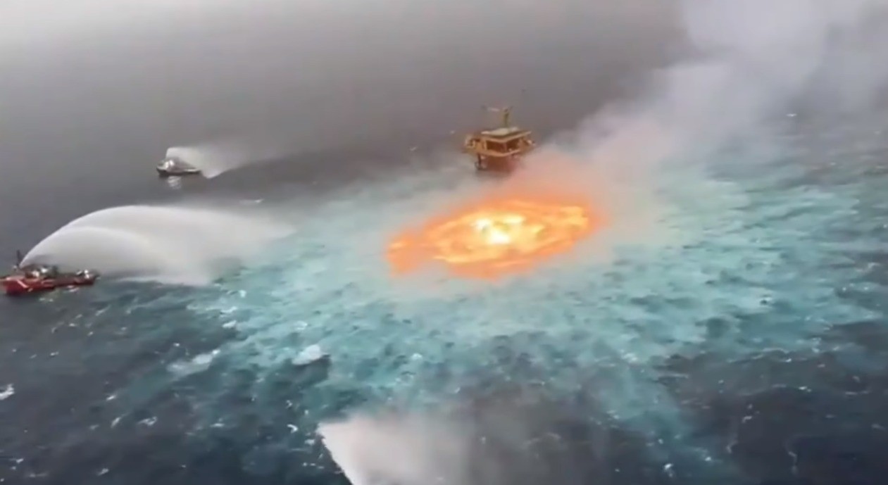 Una fuga submarina de petróleo provoca un gran incendio en las aguas del Golfo de México | Internacionales