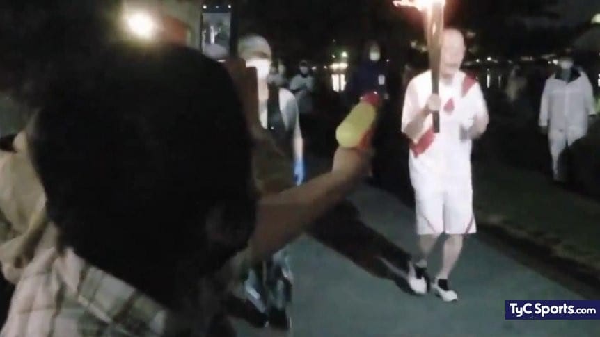 Detuvieron a una mujer que intentó apagar la antorcha olímpica con una pistola de agua | Internacionales