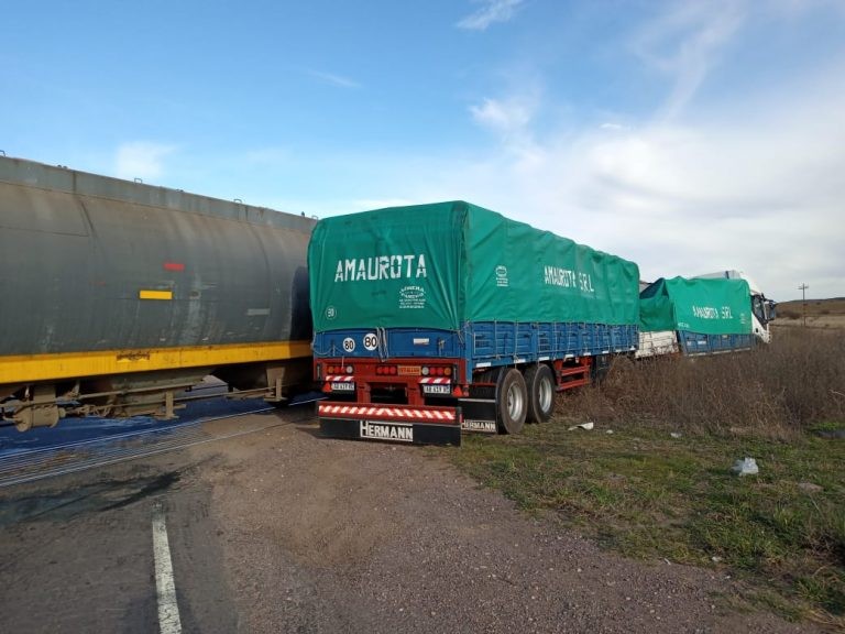 Se salvó de milagro: camionero chocó contra un tren en el paso a nivel de la ruta 35 | Actualidad