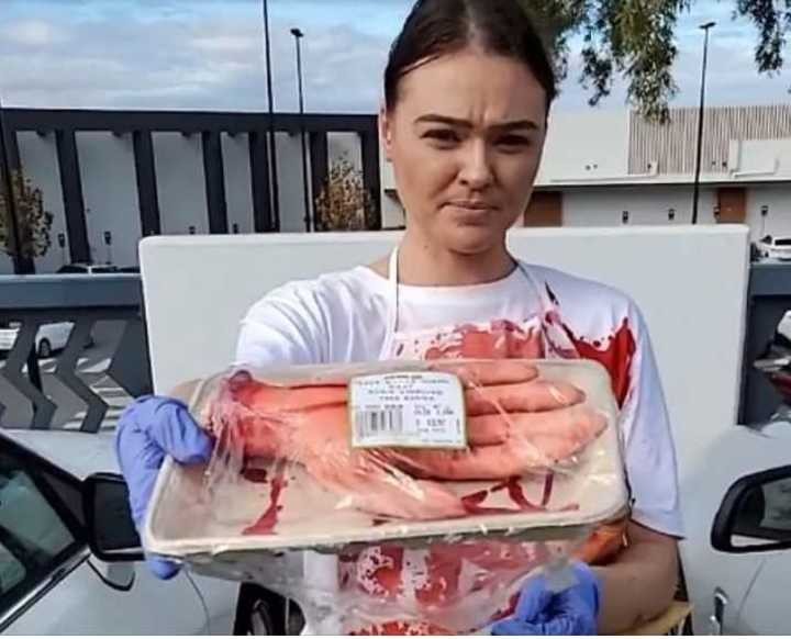 Quién es Tash Peterson, la activista vegana que desparrama sangre en los restaurantes | Internacionales