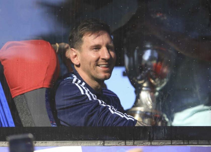 La Selección argentina volvió al país con la Copa América y fue ovacionada en Ezeiza | Deportes