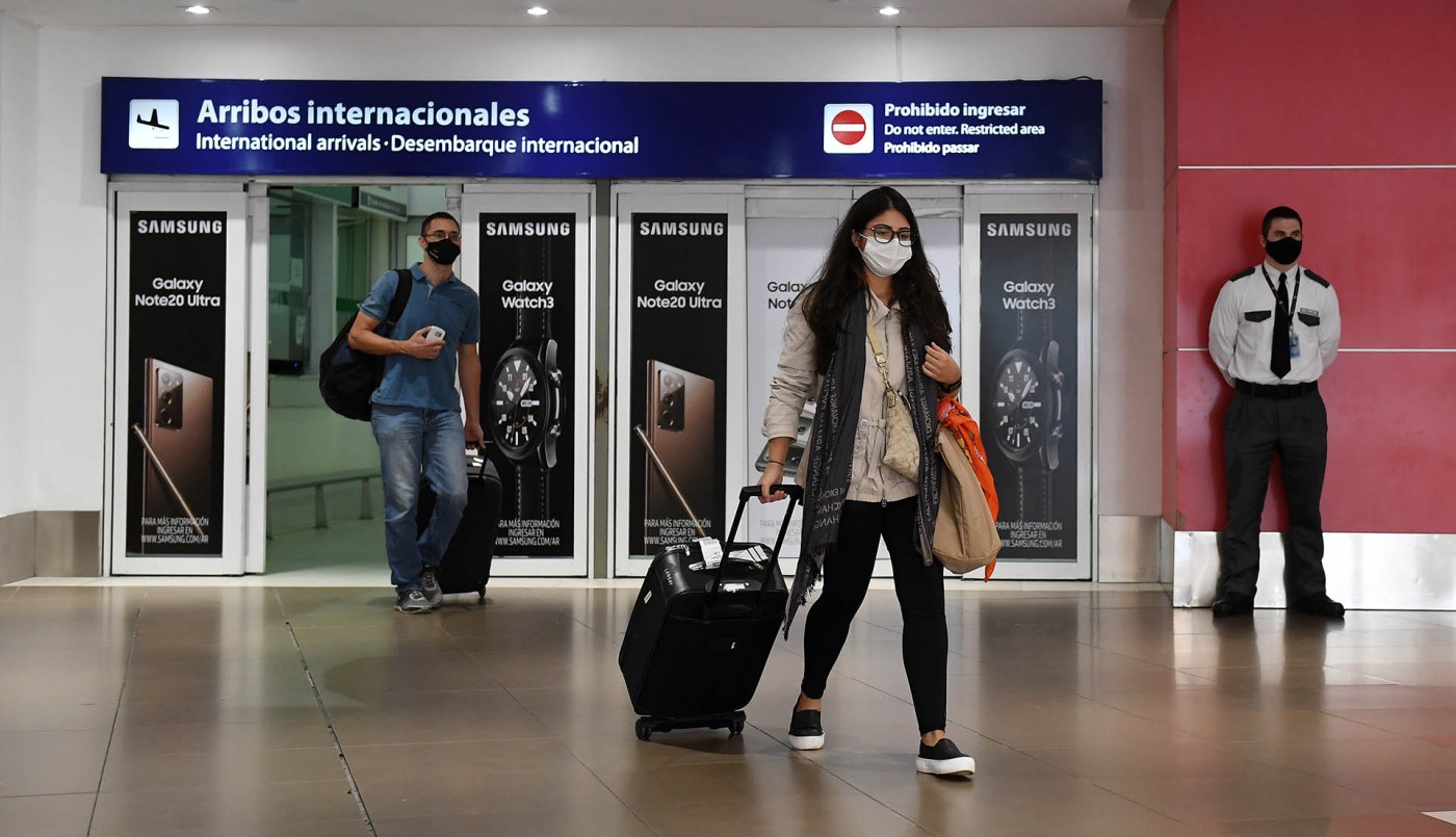 Migraciones detectó que uno de los contagiados con la variante Delta incumplió la cuarentena | Actualidad