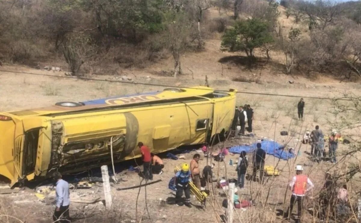 Al menos 24 personas murieron en Bolivia al caer un micro a un precipicio | Internacionales