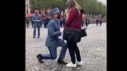 Video: Un soldado francés le pide casamiento a su novia instantes antes de desfilar en la Fiesta nacional | Internacionales