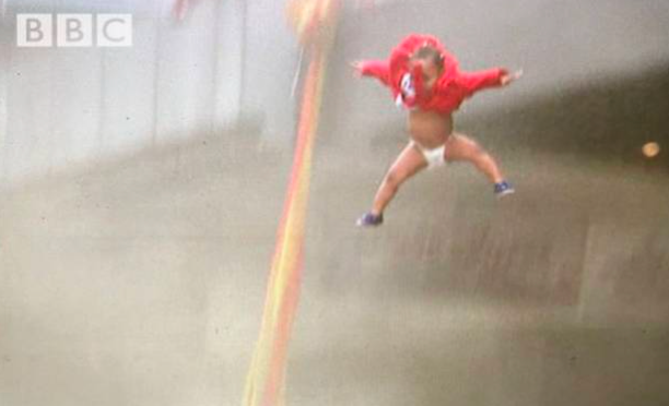 Video dramático: una mujer lanzó a su bebé desde un edificio en llamas en Sudáfrica | Internacionales