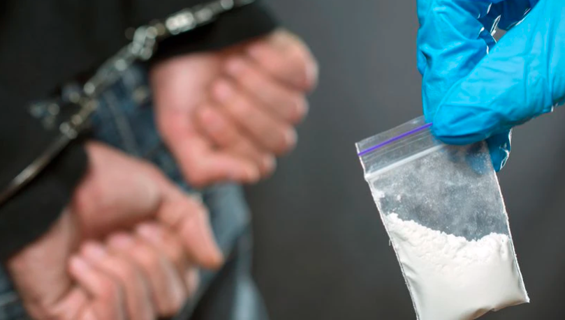 Tiene 63 años, aceptó ser "mula" de droga para pagar una operación de su hijo, la detuvieron y ahora la absolvieron | Actualidad