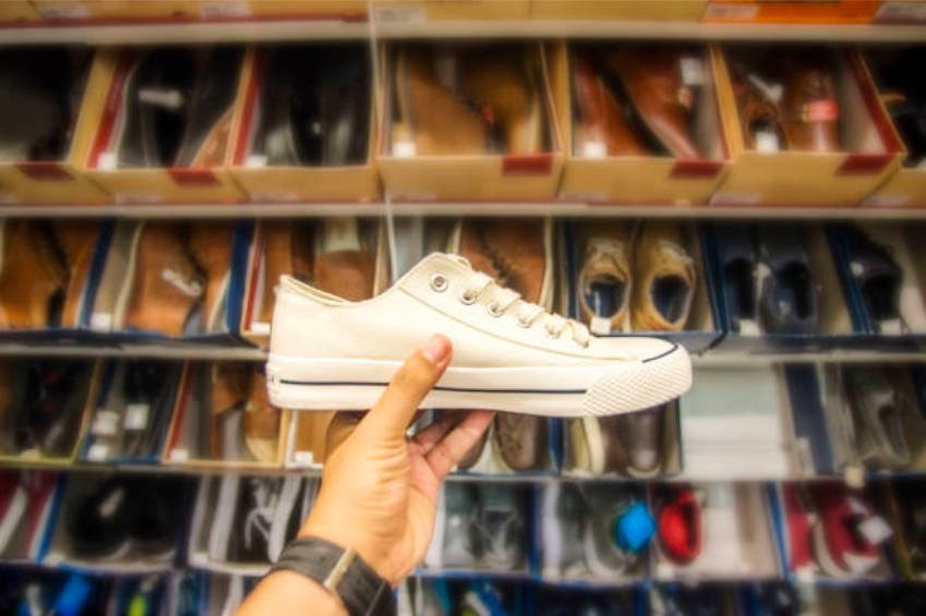 Se robaron 200 cajas de zapatillas, pero eran todas del pie izquierdo | Internacionales