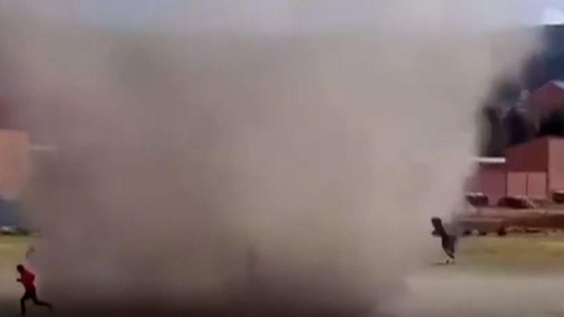 VIDEO: así se tragó un remolino a un árbitro de fútbol | Internacionales