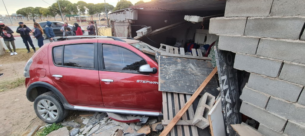 Violento despertar: un auto descontrolado se metió en una pieza donde dormía una familia | Córdoba
