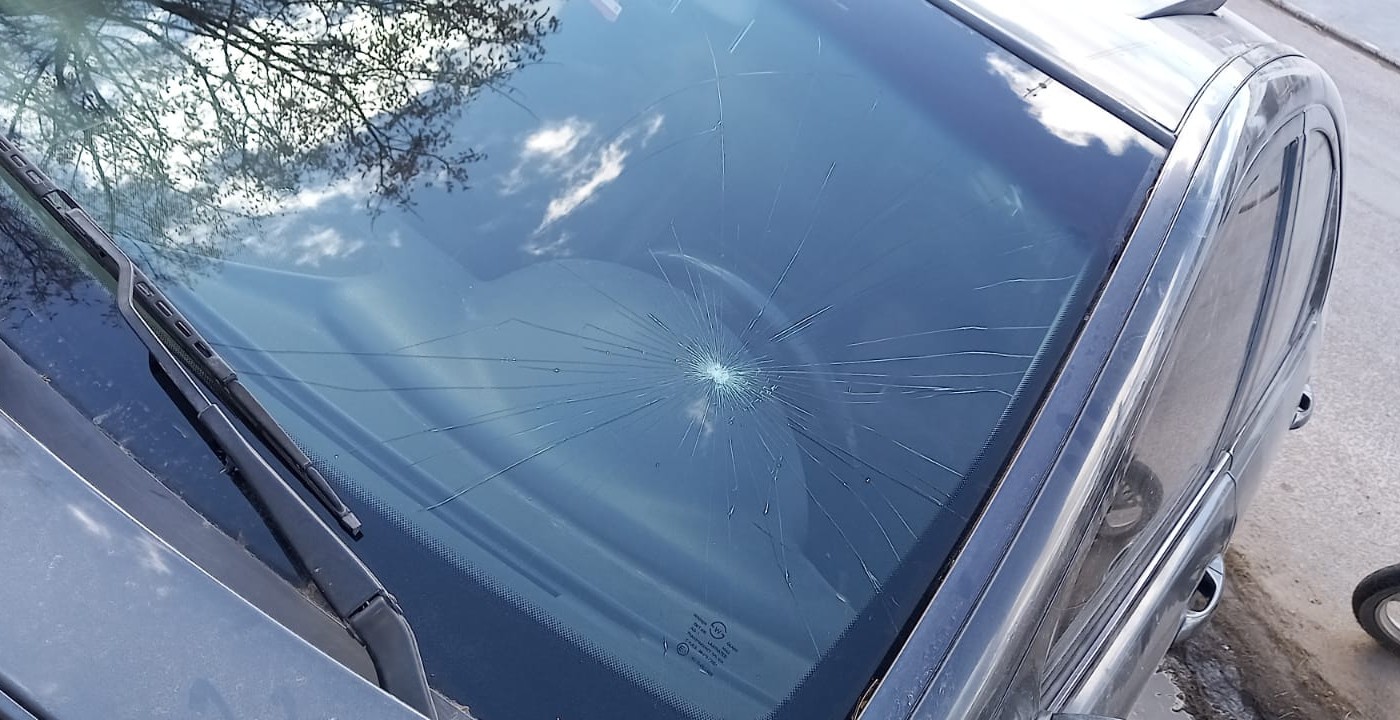 En un arrebato de furia, le destrozó el parabrisas del auto con un cortafierro y quedó detenida | Actualidad