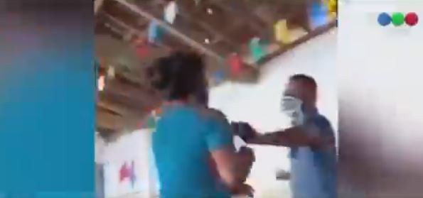 Escándalo en el vacunatorio: encontró a su marido con la amante y volaron sillas, trompadas y jeringas | Internacionales