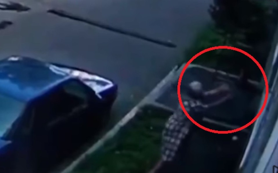 Video: una abuelita atrapó en el aire a un bebé que cayó desde un segundo piso | Internacionales