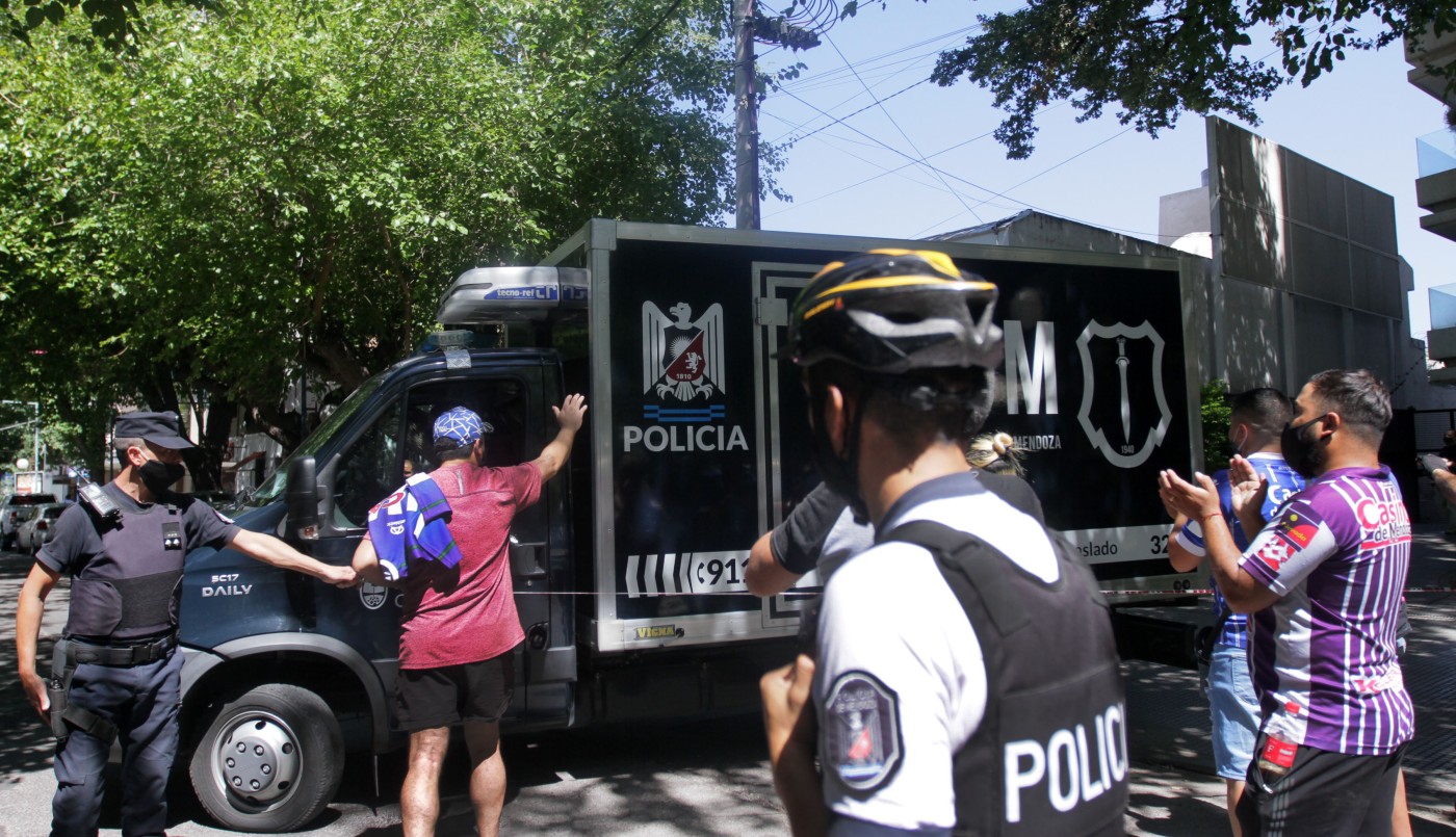 Siete Policías sancionados por estar en una fiesta clandestina: la finca era de un preso | Actualidad