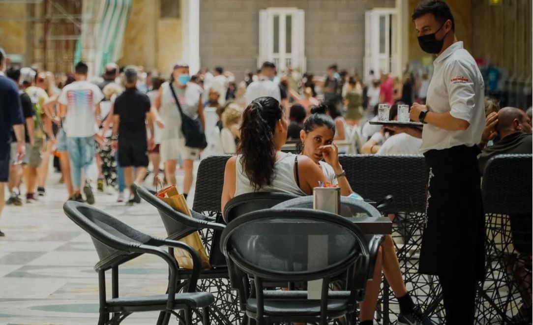 La indignante oferta de empleo que explota en las redes: el empleador se queda hasta con las propinas | Curiosidades