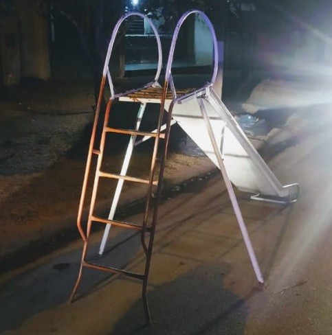 Insólito: se robaron un tobogán de un patio | Córdoba