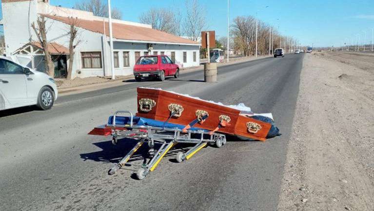 Un coche fúnebre perdió un ataúd en Senillosa | Actualidad
