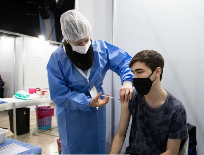 Desde mañana vacunarán a adolescentes de entre 12 y 17 años con las dosis de Moderna | Actualidad