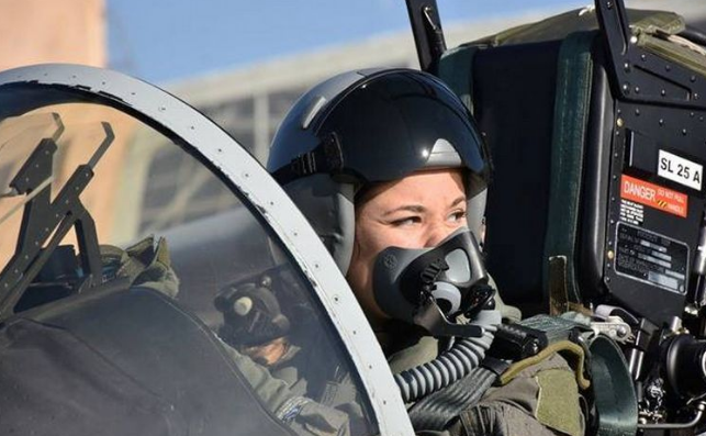La primera piloto de caza de la Fuerza Aérea Argentina denuncia acoso laboral | Actualidad