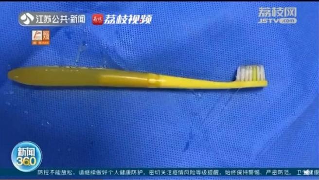 El extraño caso del joven que se quedó dormido y se tragó su cepillo de dientes | Internacionales