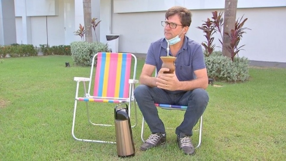 La triste historia del hombre que esperó un mes a su esposa enferma de coronavirus en la puerta del hospital | Internacionales