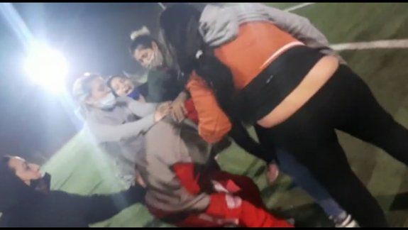 Video: un profesor de fútbol infantil fue atacado por 5 mujeres frente a sus alumnos | Actualidad